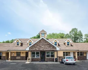 Econo Lodge - Image 5