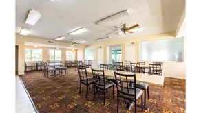 HillView Inn at Six Flags Fiesta - Image 5