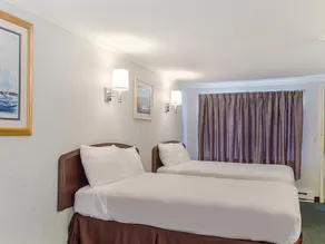 Americas Best Value Inn & Suites-Hyannis/Cape Cod - Image 2