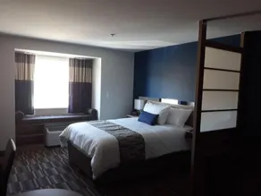 Microtel Inn & Suites by Wyndham Woodland Park - Image 4