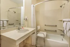 Super 8 by Wyndham Duson Lafayette West Area - Image 3