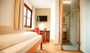 Single room, shower, toilet, facing the forest - Image 5