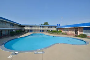 Americas Best Value Inn & Suites Kansas City - Image 5