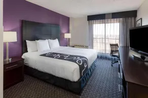 La Quinta Inn & Suites by Wyndham Minneapolis Bloomington W - Image 4