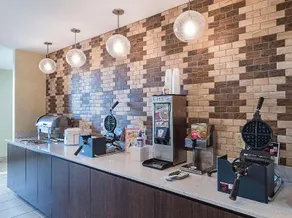 La Quinta Inn & Suites by Wyndham Mathis - Image 2