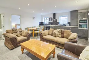 Jackson Court Apartment - Image 2