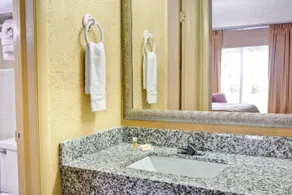 Days Inn by Wyndham Durham/Near Duke University - Image 2