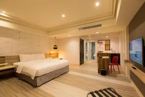 The Young Hotel - Image 4