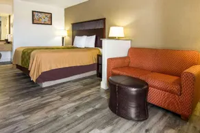 Econo Lodge Inn & Suites - Image 5