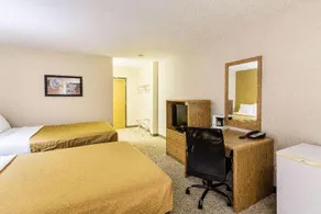 Econo Lodge - Image 3