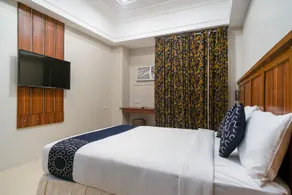 World Palace Hotel by OYO Rooms - Image 4