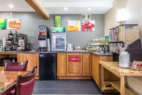Quality Inn - Image 5