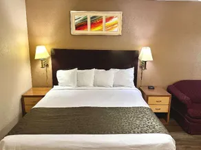 Travelodge by Wyndham Denison - Image 3