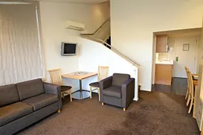 Trailways Hotel Nelson - Image 3