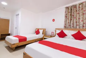 Lucky Hotel by OYO Rooms - Image 2