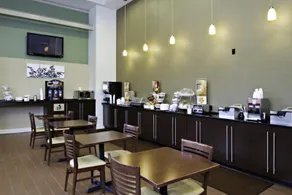 Sleep Inn & Suites Downtown Inner Harbor - Image 4