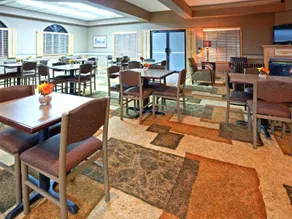 Norwood Inn & Suites Eagan - Image 4