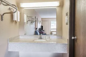 Days Inn by Wyndham Pittsburgh-Harmarville - Image 2