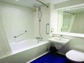 Travelodge Manchester Salford Quays - Image 2