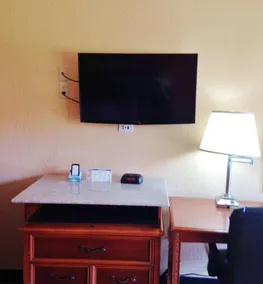 Americas Best Value Inn Forest - Image 4