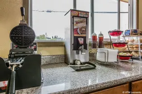 Econo Lodge - Image 3
