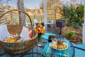 Maison D'Memoire Bed & Breakfast Cottages - Image 3