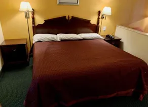 Deluxe Inn & Suites - Image 5