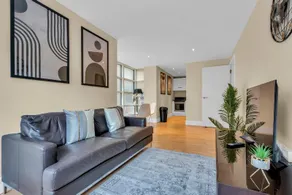 Luxurious Sir John Lyon Serviced Apartment - Image 4