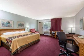 Super 8 by Wyndham Elyria - Image 5
