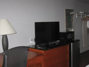 Santa Fe Inn and Suites Pueblo - Image 4