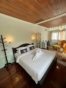 Roomquest Bangkok Rim Praya Dinsor Road - Image 5
