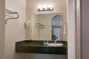 Super 8 by Wyndham Montgomery/ Lake Conroe - Image 2