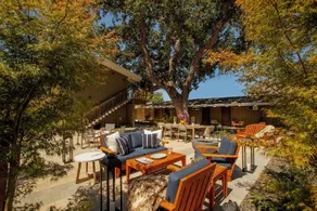 Red Cottage Inn & Suites - Image 2