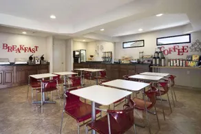 Ramada by Wyndham Tempe/At Arizona Mills Mall - Image 2