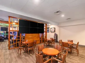 Econo Lodge - Image 5