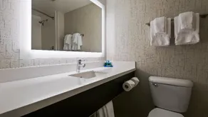 Holiday Inn Express Hotel & Suites Burlington - Image 2