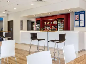 Travelodge Aldershot - Image 2