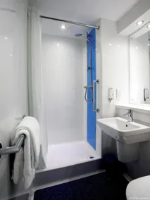 Travelodge Portsmouth - Image 4
