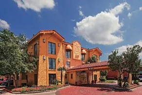 Super 8 by Wyndham San Antonio Near SeaWorld Ingram Park - Image 2