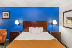 Travelodge by Wyndham Great Bend - Image 3