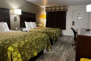Econo Lodge Inn & Suites - Image 2