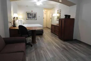 La Quinta Inn & Suites by Wyndham Fort Myers Airport - Image 5