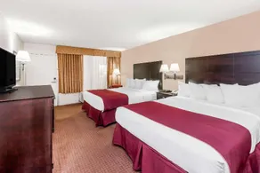 Ramada by Wyndham Grayling Hotel & Conference Center - Image 4