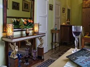 Theaterland Classic Apartments - Image 5