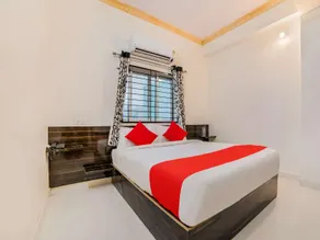 Lucky Hotels by OYO Rooms - Image 4