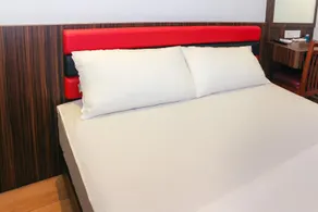 90027 Happy Hotel - Image 3