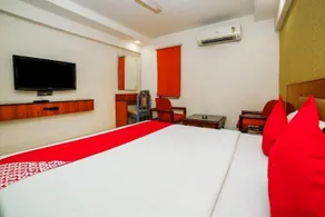 Hotel Shelter by OYO Rooms - Image 5