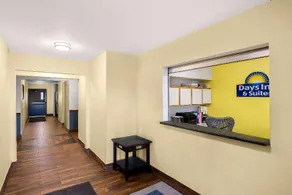 Days Inn & Suites by Wyndham Rochester Mayo Clinic South - Image 5