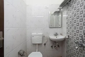 OYO 10454 Hotel Riviera - Image 2