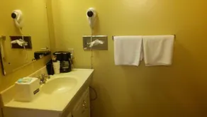 Budget Inn - Image 4